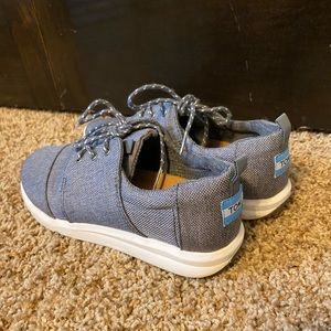Women’s toms sneakers